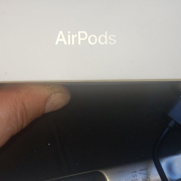 Apple AriPods box with charging case - Picture 4 of 4